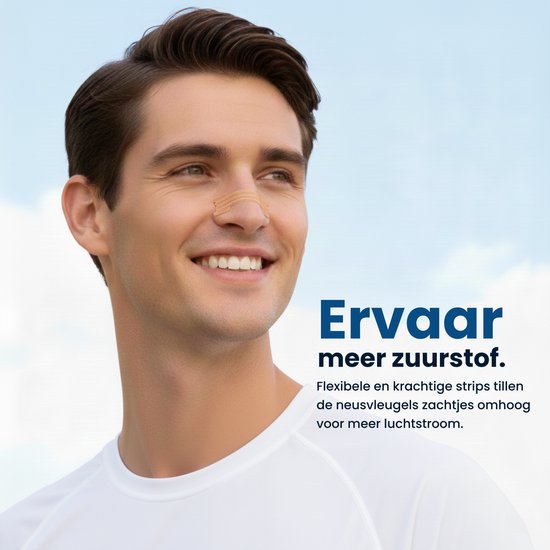 Homme souriant avec un pansement nasal. Expérimentez plus d'oxygène. Bandes souples pour plus de flux d'air.