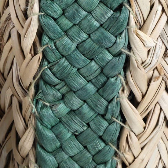 Detail van het vlechtwerk van een groene en beige cactus, met touw vastgezet.