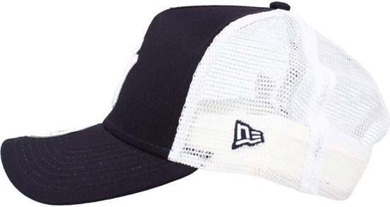 Vue latérale d'une casquette noire avec côtés en mesh blanc et logo New Era.