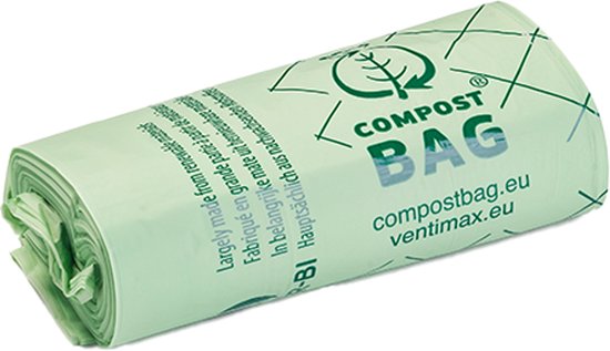 Un sac compostable vert pâle roulé sur fond blanc.