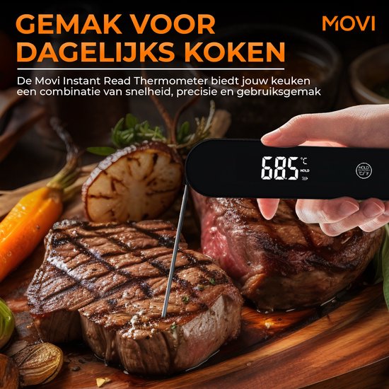 Hand die zwarte Movi thermometer in twee gegrilde steaks steekt.