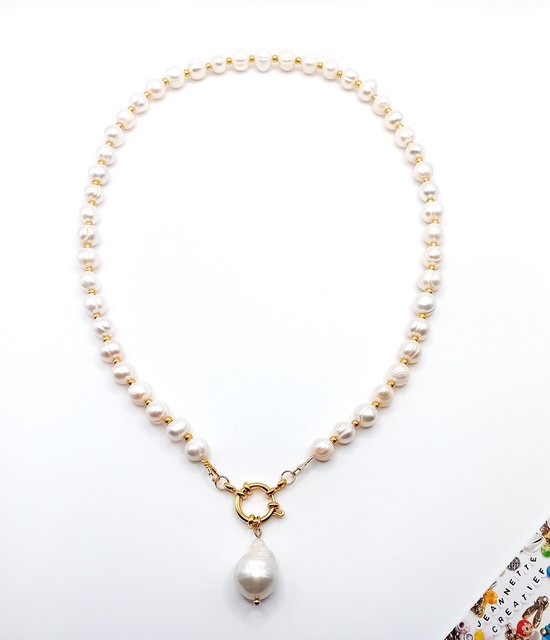 Ketting met zoetwaterparels, gouden Miyuki kralen, een boeislot en een grote barokke parel als bedel.