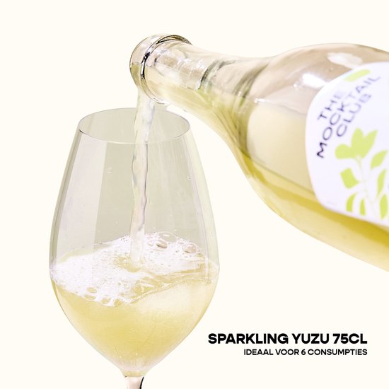 Gele, bruisende alcoholvrije drank 'Sparkling Yuzu' van The Mocktail Club wordt in een glas geschonken. Met tekst: Sparkling Yuzu 75cl, Ideaal voor 6 consumpties.