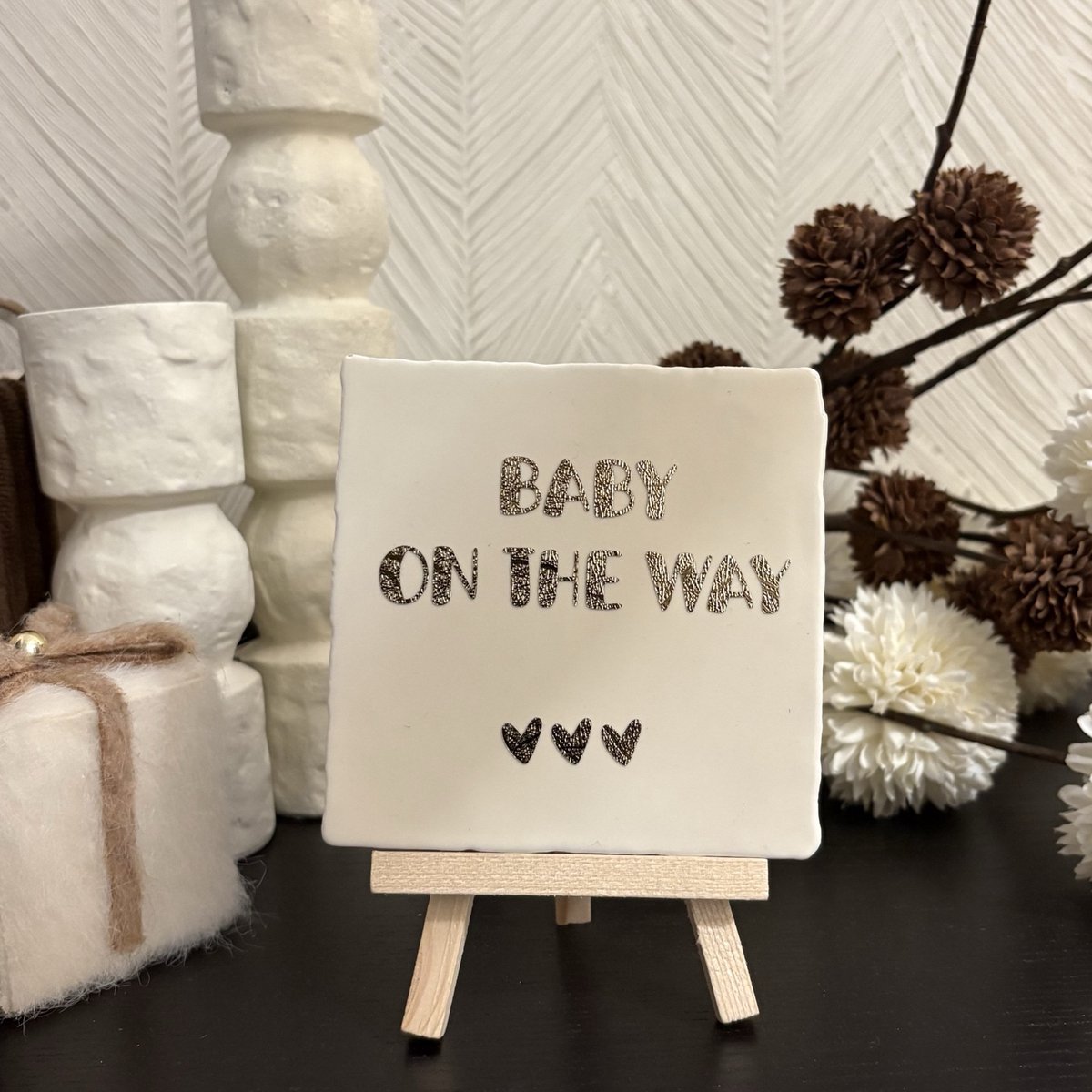 Hartjespost | Tegeltje Baby on the way wit, goud | schoencadeautjes sinterklaas | tegeltjes met tekst | spreuktegel | tegeltjeswijsheden | zwanger | baby | pregnant | babyshower | Christmas | decoratie | liefde | love | 10x10