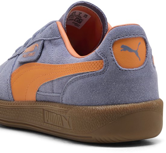 Achterkant van lichtblauwe suède Puma Palermo sneaker met oranje Puma-streep, Puma logo en gummi zool.