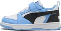Lage blauwe Puma sneaker met witte en zwarte accenten en klittenbandsluiting.