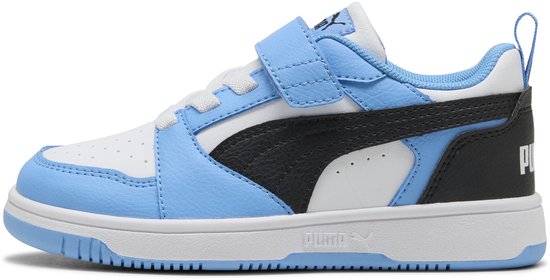 Lage blauwe Puma sneaker met witte en zwarte accenten en klittenbandsluiting.