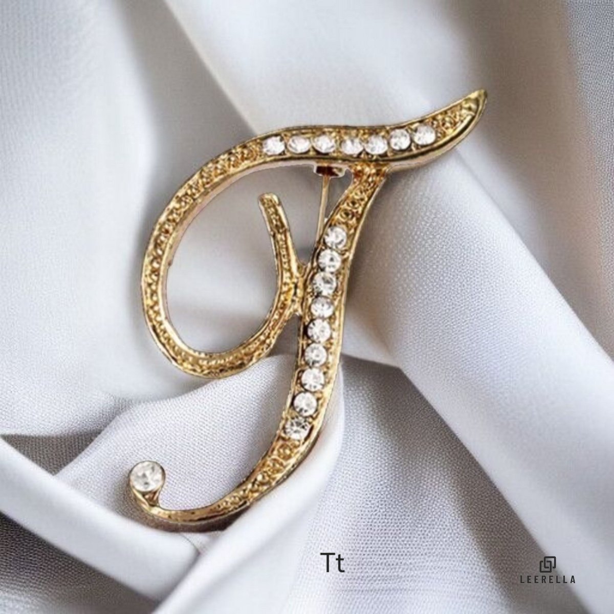 Luxe Strass | T | Letter Broche Goudkleurig met Zirconia Steentjes – Unisex Cursieve Initialen Pin Diverse Maten Voor Heren & Dames