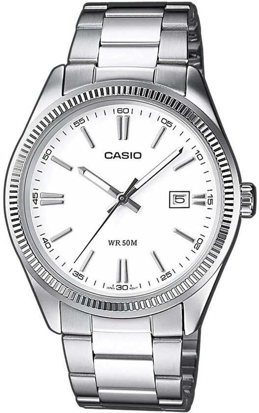 Montre Casio argentée pour homme avec cadran blanc et guichet de date.