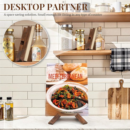Een houten receptenstandaard op een aanrecht houdt een kookboek open. Op de achtergrond staan glazen potten en flessen.