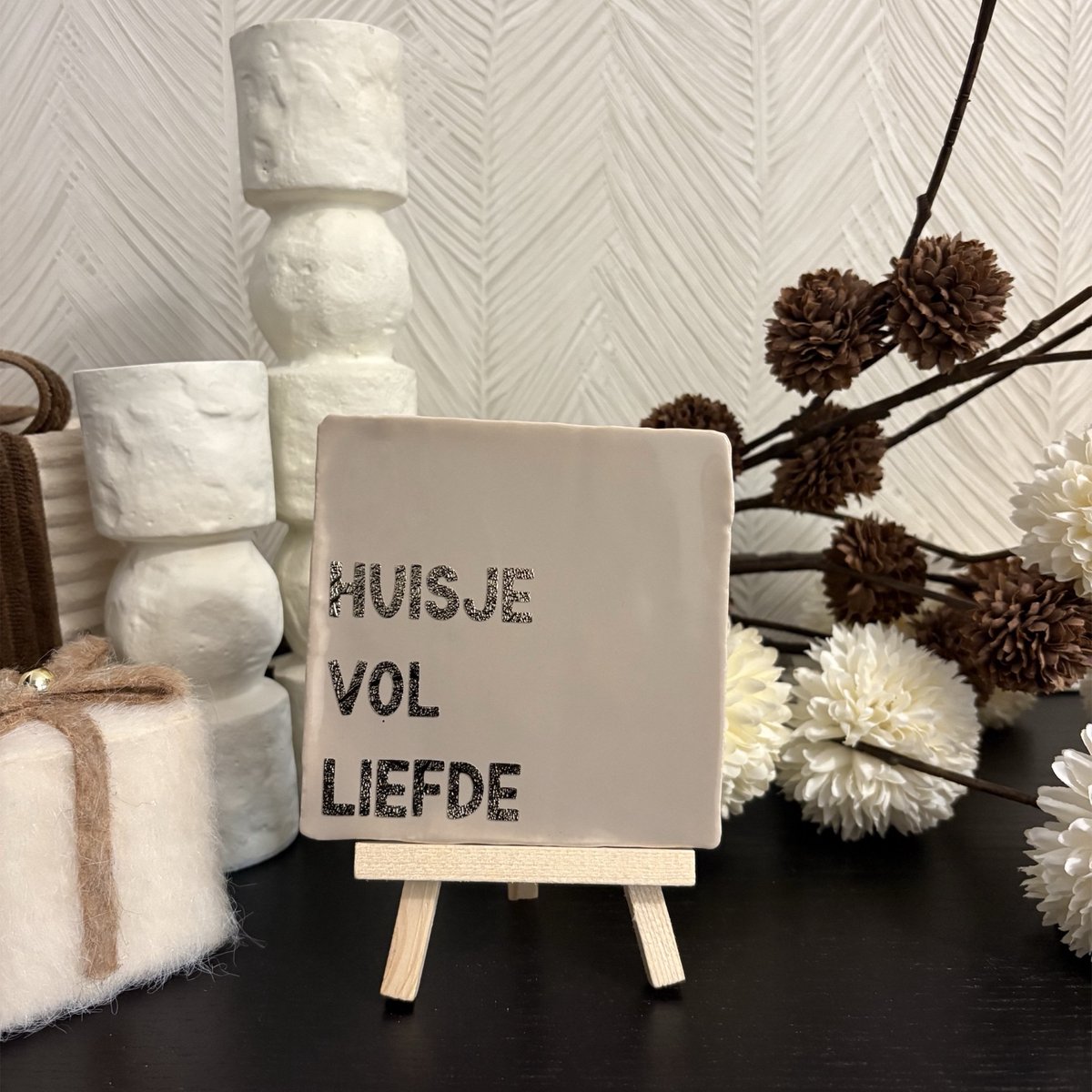 Hartjespost | Tegeltje Huisje vol liefde, beige, goud | schoencadeautjes sinterklaas | tegeltjes met tekst | spreuktegel | tegeltjeswijsheden | cadeau | Christmas | Xmas | kerstmis | decoratie kerst | 10x10