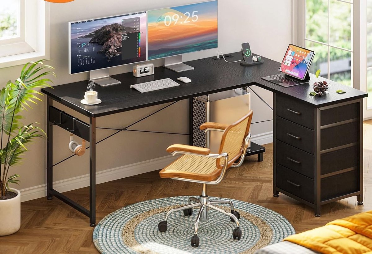 Elektrisch L-vormig Bureau NovaWork Pro 135x100 cm – Grijs Eiken Bureau met 4 Stoffen Lades, Omkeerbaar Ontwerp, USB-oplaadpoort & Stopcontact, Compact Modern Thuiswerk-, Gaming- en Studiebureau