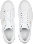 Bovenaanzicht van witte Puma Smash 3.0 L sneakers met gouden Puma logo.