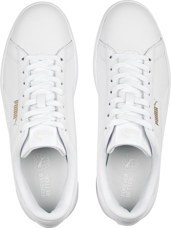 Bovenaanzicht van witte Puma Smash 3.0 L sneakers met gouden Puma logo.