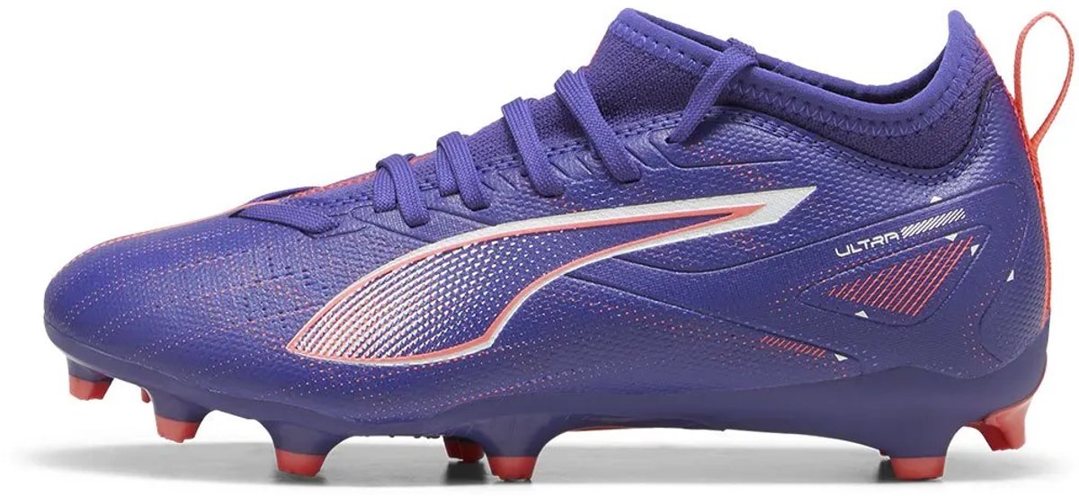 Puma Ultra 5 Match FG/AG junior voetbalschoenen in paars, met SPEEDSYSTEM-buitenzool en FastTrax-noppenontwerp.