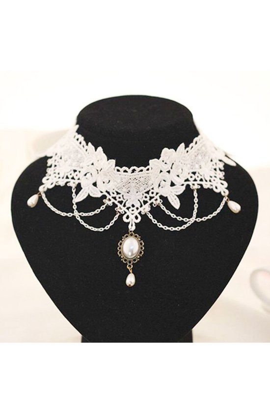 Witte kanten choker met bloemenpatroon, parels en een ovale hanger met een parel.