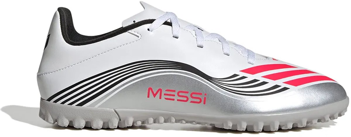 Witte Adidas F50 Messi Club voetbalschoenen met zilveren en roze details, ontworpen voor snelheid, maat EU 43 1/3.