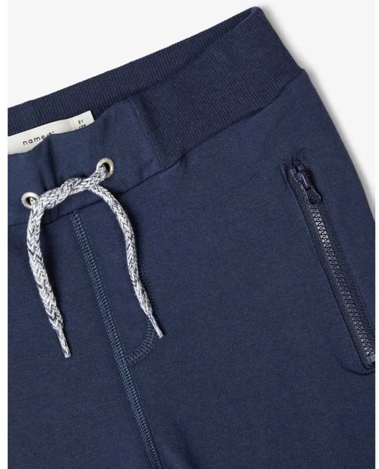 Donkerblauwe joggingbroek met tailleband, trekkoord en ritssluiting op de zak.