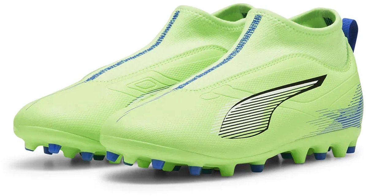 Groene Puma Ultra 5 Match+ voetbalschoenen voor kinderen, met een lichtgewicht ontwerp en lage profiel buitenzool.