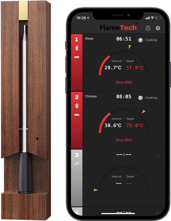 Een vleesthermometer in houten houder naast een smartphone met de FlameTech app, die de temperatuur van biefstuk en kip weergeeft.