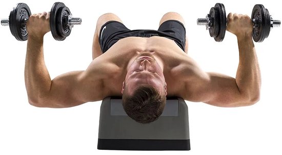 Man ligt op een fitnessbank en tilt twee dumbbells met zwarte gewichtsschijven.