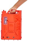 Une main tenant une boîte de rangement fermée de piste de course Hot Wheels rouge en forme de 'jerrican'. Une petite voiture bleue est visible dans une fenêtre.