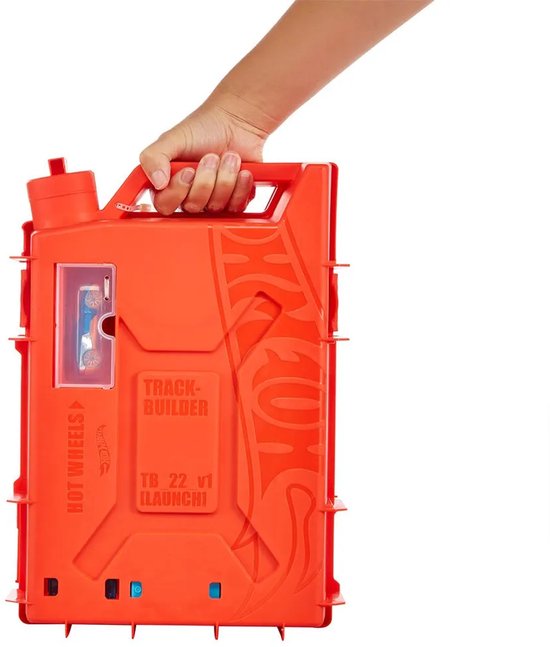 Une main tenant une boîte de rangement fermée de piste de course Hot Wheels rouge en forme de 'jerrican'. Une petite voiture bleue est visible dans une fenêtre.