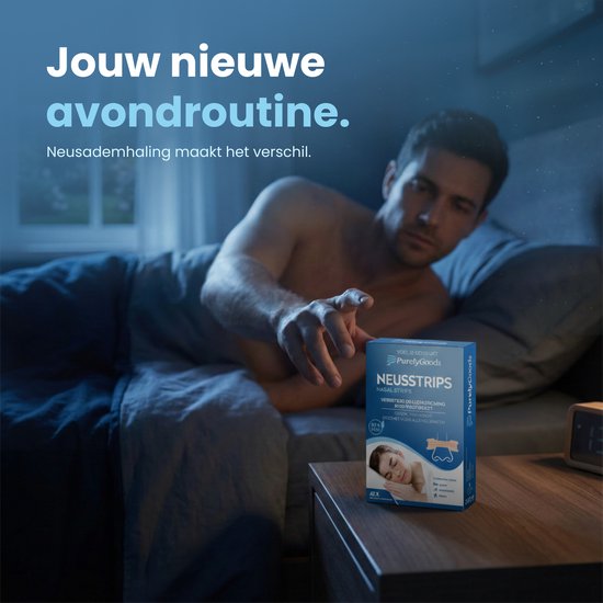 Homme au lit attrapant des bandelettes nasales PurelyGoods. Votre nouvelle routine du soir. La respiration par le nez fait la différence.