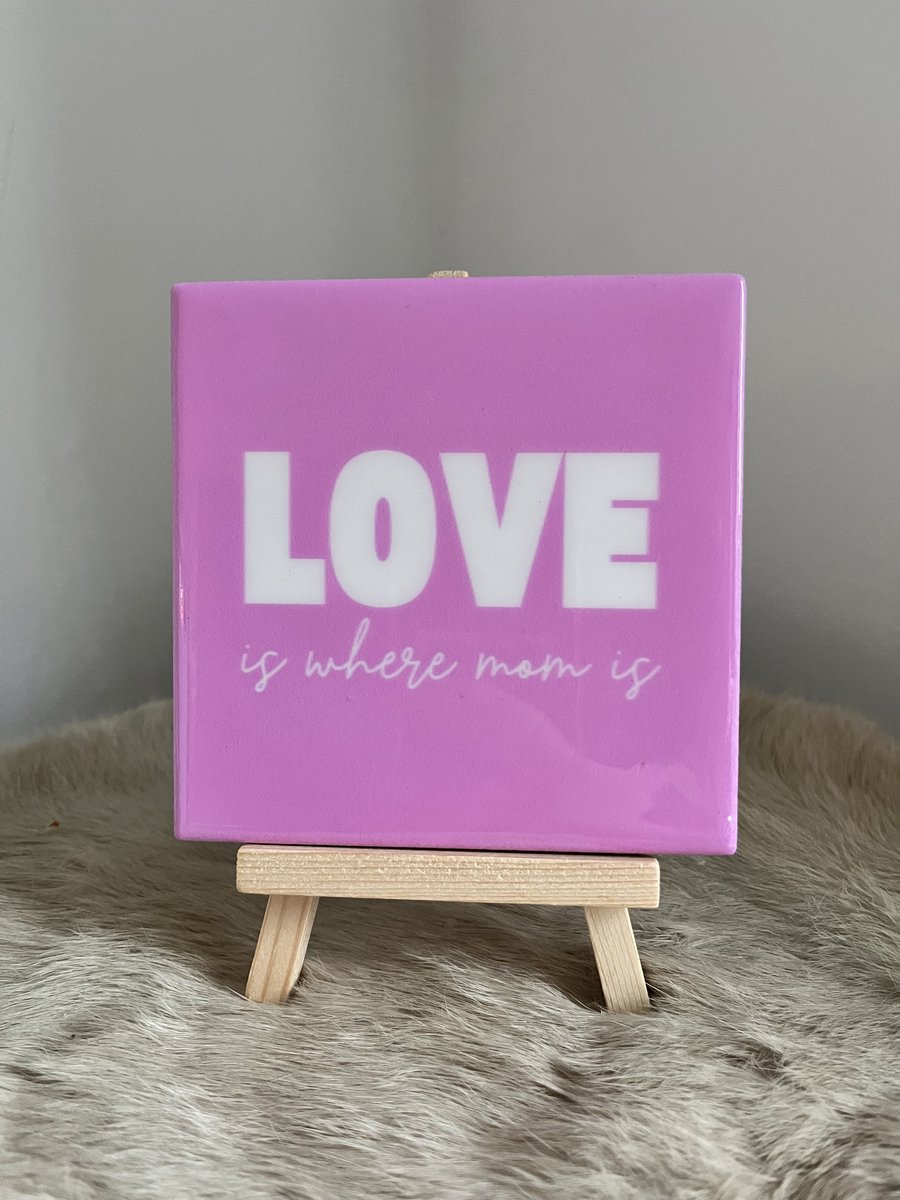 Tegeltje "Love is where mom is" | Viva Femme | Tegeltjes met tekst