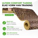 Close-up van dikke fitnessmat met panterprint, 15mm dik. Ideaal voor fitness, yoga en meditatie.