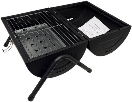 Zwarte draagbare BBQ van Wolff BBQ, opengeklapt, met grillrooster aan de linkerkant en de binnenkant van de deksel aan de rechterkant.