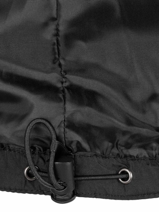 Detail van de zoom met trekkoord aan de onderkant van een zwarte bodywarmer.
