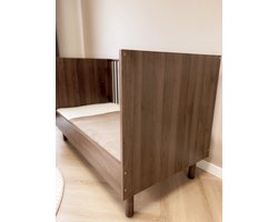 he Baby Supply Lino Meegroei Bed 70×140 – Duurzaam, Stijlvol & Praktisch Creëer een tijdloze en stijlvolle babykamer met het Lino Meegroei Bed 70×140 van The Baby Supply. Dit meegroeibed combineert design, veiligheid en gebruiksgemak – zodat jouw ki