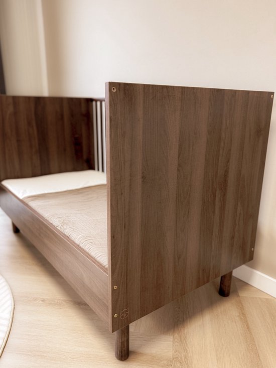 he Baby Supply Lino Meegroei Bed 70×140 – Duurzaam, Stijlvol & Praktisch Creëer een tijdloze en stijlvolle babykamer met het Lino Meegroei Bed 70×140 van The Baby Supply. Dit meegroeibed combineert design, veiligheid en gebruiksgemak – zodat jouw ki