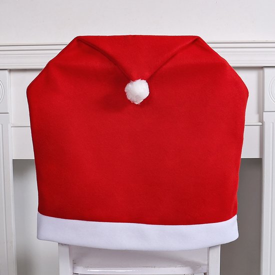 Rode kerstmuts stoelhoes met witte rand en pompon, geplaatst op een witte stoel.
