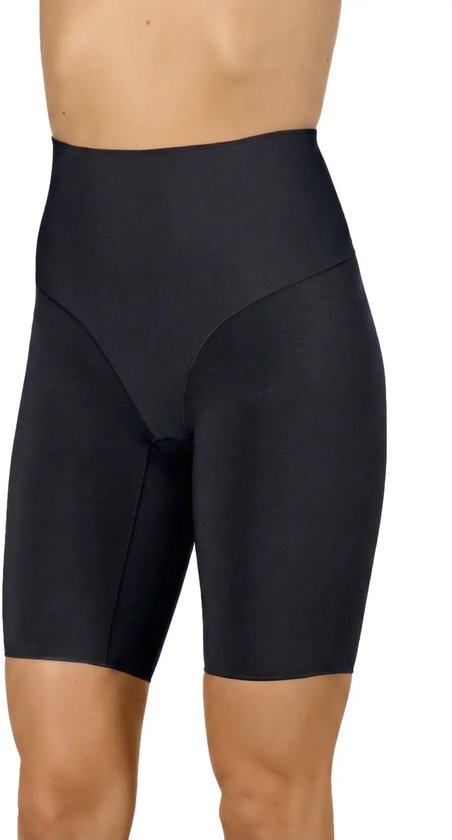 Hoge corrigerende tailleshort in het zwart met lange pijpen tot op de knie.