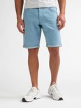 Man met lichtblauwe denim short met opgerolde zoom, close-up van de voorkant.