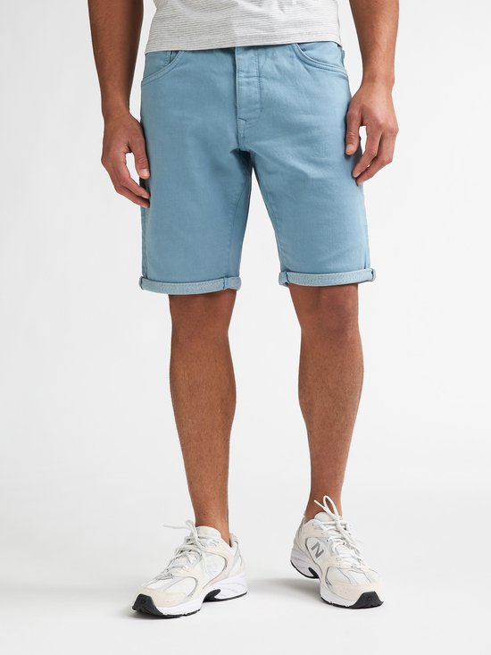 Man met lichtblauwe denim short met opgerolde zoom, close-up van de voorkant.
