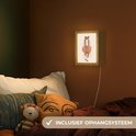 Bruin paard nachtlampje op een slaapkamermuur met een jongen en een teddybeer.