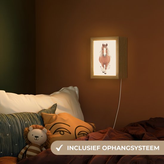 Bruin paard nachtlampje op een slaapkamermuur met een jongen en een teddybeer.