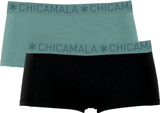 Twee CHICAMALA boxershorts, één lichtgroene en één zwarte, op een witte achtergrond.