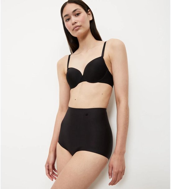 Zwarte push-up beha gedragen door een model met lang, donker haar, gecombineerd met hoge tailles slip.