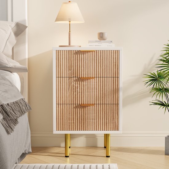 Nachtkastje Set van 2 met 3 Lades – MDF, Wit & Naturel Houtkleur, Lattenfront, Gouden Metalen Handgrepen & Poten, Scandinavisch Design