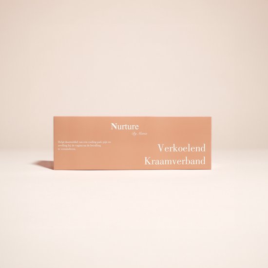 Doos 'Verkoelend Kraamverband' van Nurture by Mama in perzik kleur. Tekst in het Nederlands.