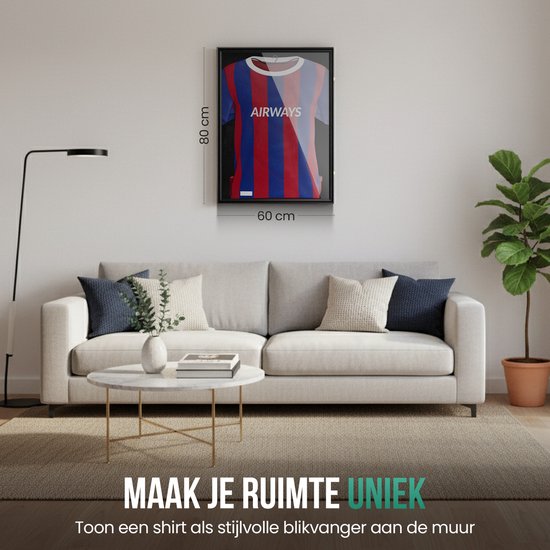 Blauw/rood gestreept voetbalshirt met "AIRWAYS", ingelijst in een zwarte lijst van 60x80 cm boven een bank.