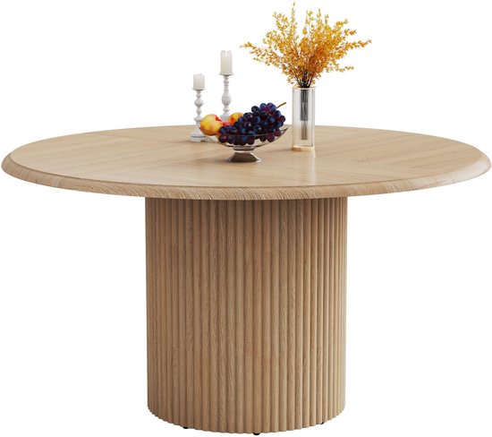 Ronde eettafel met een houten tafelblad met visgraatmotief en een gecanneleerde, cilindervormige houten poot, geïsoleerd op witte achtergrond.