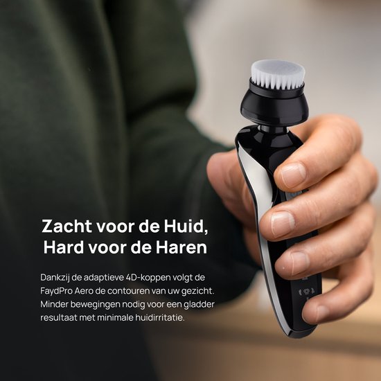 Een hand houdt een zwarte elektrische gezichtsborstel vast met een zilveren accent, met de tekst 'Zacht voor de Huid, Hard voor de Haren'.
