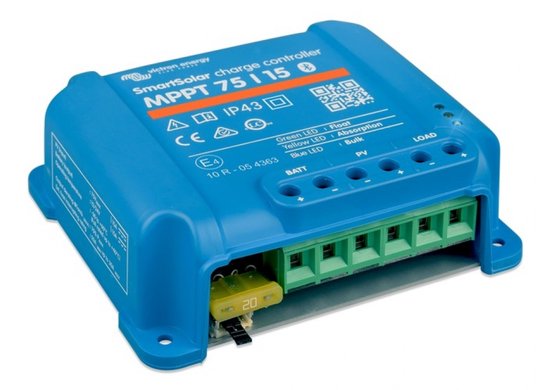 Blauwe Victron SmartSolar MPPT 75|15 laadregelaar met zichtbare groene aansluitklemmen en een gele 20A zekering.