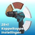 Blauwe en zwarte accu boormachine omringd door materialen zoals hout, baksteen en gipsplaat.