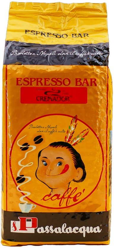 Gele verpakking met 'ESPRESSO BAR' en een illustratie van een jongen met een hoopje haar, rondom stoom uit koffiekoppen.